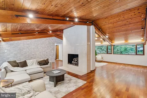 Living - 11428 Purple Beech Dr, Reston, VA 20191 photo 3 of 10