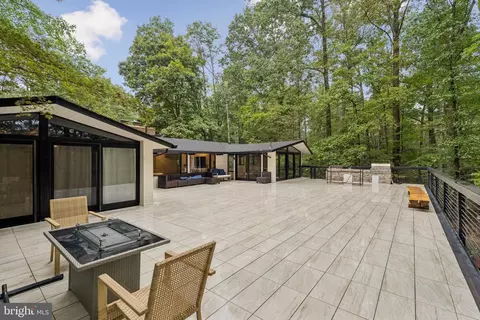 Exterior - 11428 Purple Beech Dr, Reston, VA 20191 photo 4 of 11