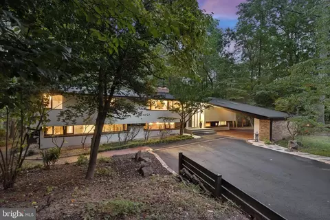 Exterior - 11428 Purple Beech Dr, Reston, VA 20191 photo 7 of 11