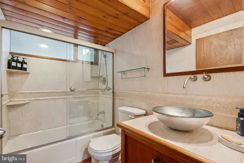 Bath - 11428 Purple Beech Dr, Reston, VA 20191 photo 4 of 6
