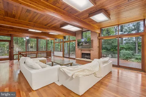 Living - 11428 Purple Beech Dr, Reston, VA 20191 photo 7 of 10