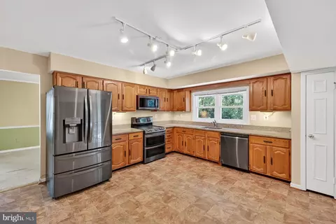 8537 Hooes Rd, Springfield, VA 22153 photo 9