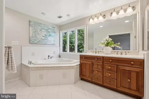 1172 Foxhound Ct, Mclean, VA 22102 photo 37