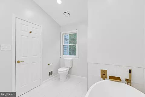 Bath - 8110 Squirrel Run Rd, Springfield, VA 22152 photo 3 of 7