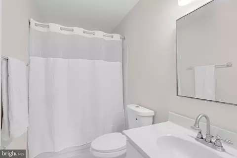 Bath - 8110 Squirrel Run Rd, Springfield, VA 22152 photo 6 of 7
