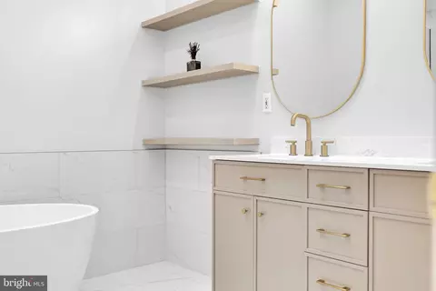 Bath - 8110 Squirrel Run Rd, Springfield, VA 22152 photo 1 of 7