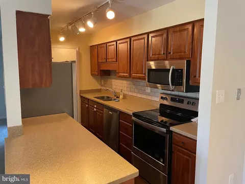 5800 E Torington Dr #836, Springfield, VA 22152