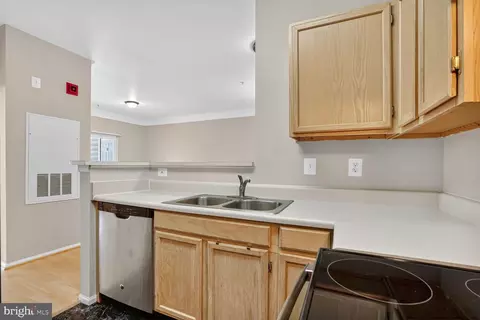 Kitchen - 1580 Spring Gate Dr #4205, Mclean, VA 22102 photo 4 of 4