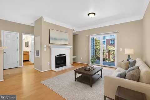 Living - 1580 Spring Gate Dr #4205, Mclean, VA 22102 photo 2 of 5