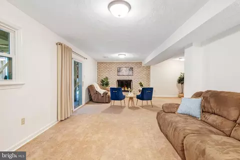 Living - 6801 Houndmaster Rd, Springfield, VA 22152 photo 5 of 5