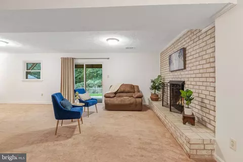 Living - 6801 Houndmaster Rd, Springfield, VA 22152 photo 3 of 5