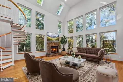 10450 Hunter View Rd, Vienna, VA 22181