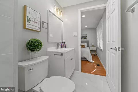Bath - 6122 Mantle Rd, Burke, VA 22015 photo 2 of 4