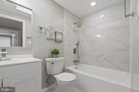 Bath - 6122 Mantle Rd, Burke, VA 22015 photo 3 of 4