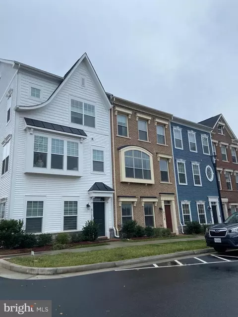 5118 Ridgeview Retreat Dr, Chantilly, VA 20151