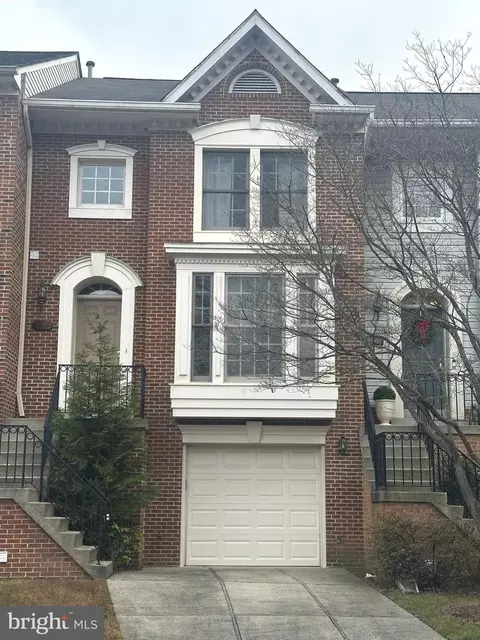 3907 Maximilian Ct, Fairfax, VA 22033