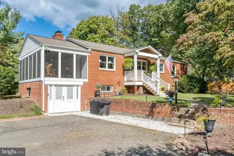5527 Wharton Ln, Centreville, VA 20120