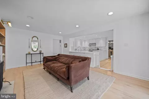 Entry Way - 1213 Pine Hill Rd, Mclean, VA 22101 photo 7 of 10
