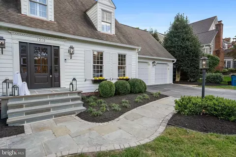 Exterior - 1213 Pine Hill Rd, Mclean, VA 22101 photo 2 of 9