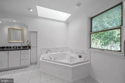 Bath - 1213 Pine Hill Rd, Mclean, VA 22101 photo 4 of 7