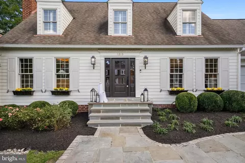 Exterior - 1213 Pine Hill Rd, Mclean, VA 22101 photo 3 of 9