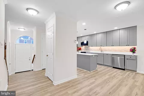 Entry Way - 8108 Squirrel Run Rd, Springfield, VA 22152 photo 2 of 5