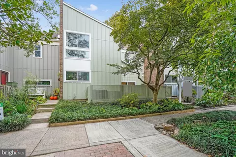 11488 Links Dr, Reston, VA 20190