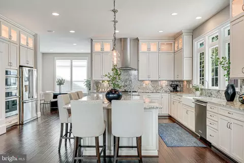 6513 Manor Ridge Ct, Falls Church, VA 22043
