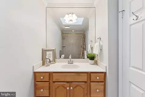 Bath - 9211 Beachway Ln, Springfield, VA 22153 photo 4 of 5