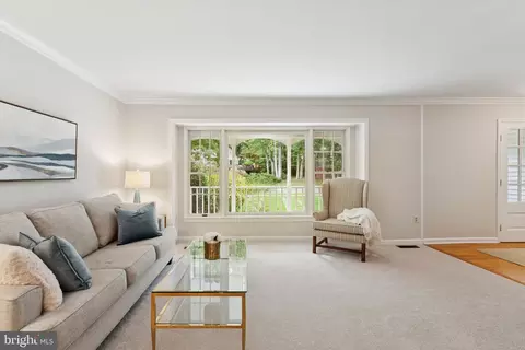 Living - 9211 Beachway Ln, Springfield, VA 22153 photo 3 of 6