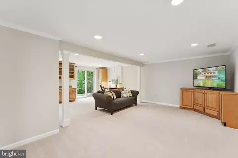 Living - 9211 Beachway Ln, Springfield, VA 22153 photo 5 of 6