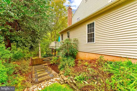 Exterior - 9211 Beachway Ln, Springfield, VA 22153 photo 12 of 17