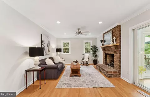 Living - 9211 Beachway Ln, Springfield, VA 22153 photo 4 of 6