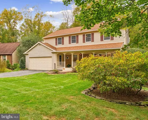 Exterior - 9211 Beachway Ln, Springfield, VA 22153 photo 14 of 17