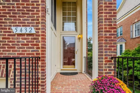 5432 Edsall Ridge Pl, Alexandria, VA 22312