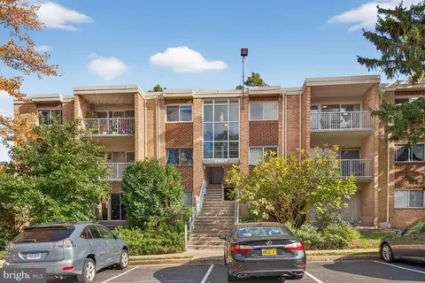 2907 Charing Cross Rd #14, Falls Church, VA 22042