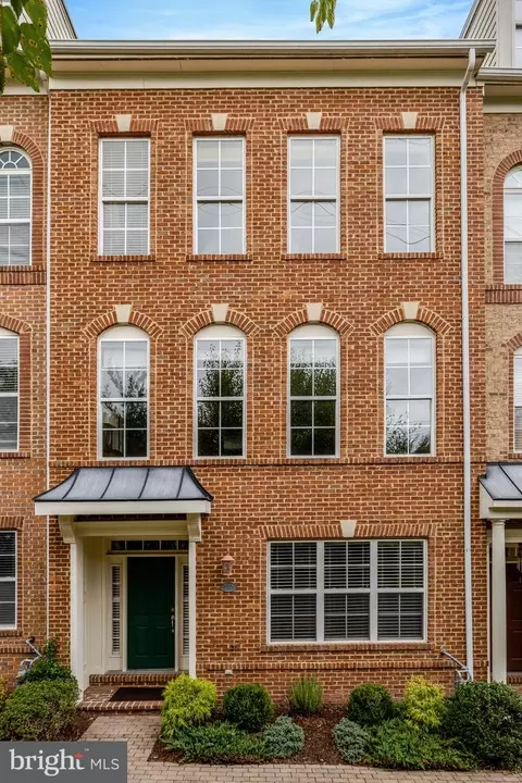 220 Herndon Station Sq, Herndon, VA 20170