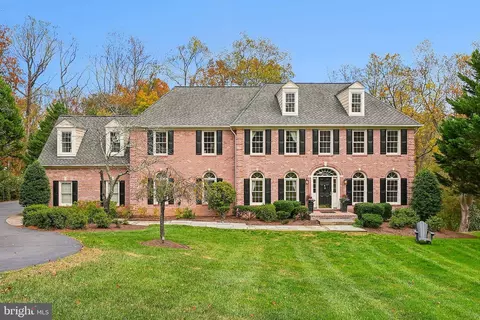 903 Winstead St, Great Falls, VA 22066