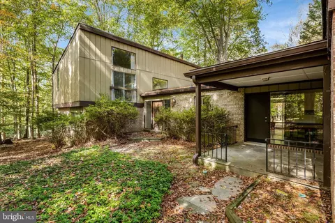 9506 Watts Rd, Great Falls, VA 22066