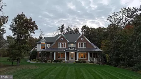 5800 Fox Chapel Estates Dr, Fairfax, VA 22030