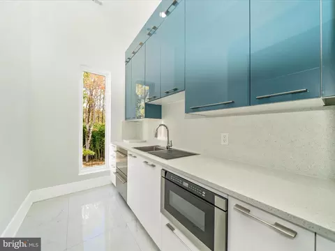 Kitchen - 2209 Hunter Mill Rd, Vienna, VA 22181 photo 10 of 12