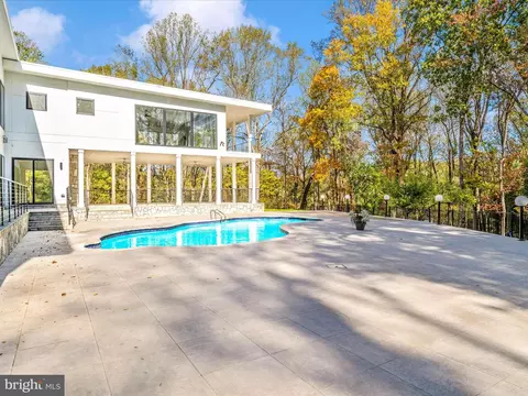 Exterior - 2209 Hunter Mill Rd, Vienna, VA 22181 photo 13 of 20