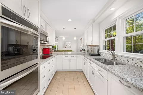 1302 Clayborne House Ct, Mclean, VA 22101 photo 13