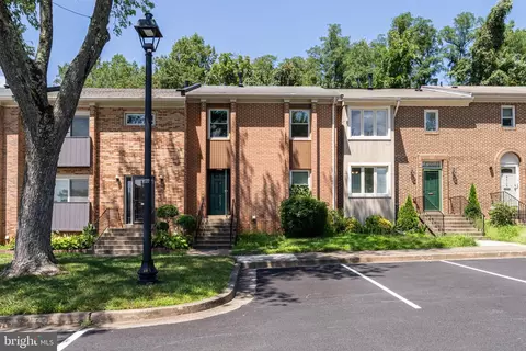 8322 Highcliffe Ct, Annandale, VA 22003
