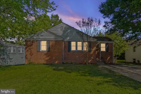2716 School St, Alexandria, VA 22303