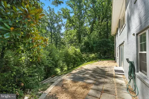 Exterior - 5206 Easton Dr, Springfield, VA 22151 photo 5 of 6