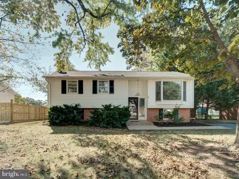 14725 Lock Dr, Centreville, VA 20120