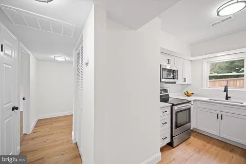 Entry Way - 7305 Belinger Ct, Springfield, VA 22150 photo 3 of 6