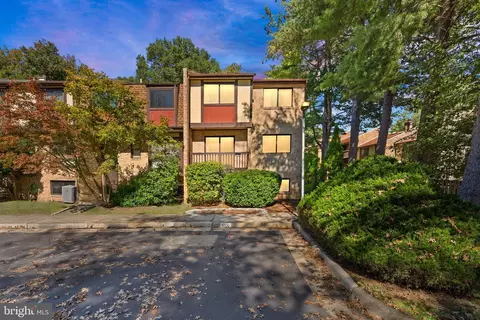4700 Deer Run Ct, Alexandria, VA 22306