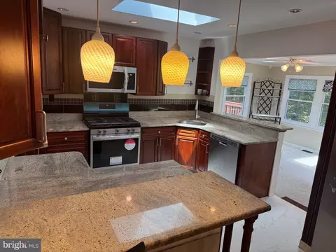Kitchen - 8518 Fairburn Dr, Springfield, VA 22152 photo 6 of 8